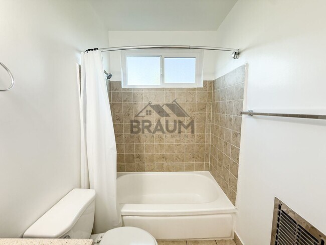 Building Photo - 5611 Fulcher Ave