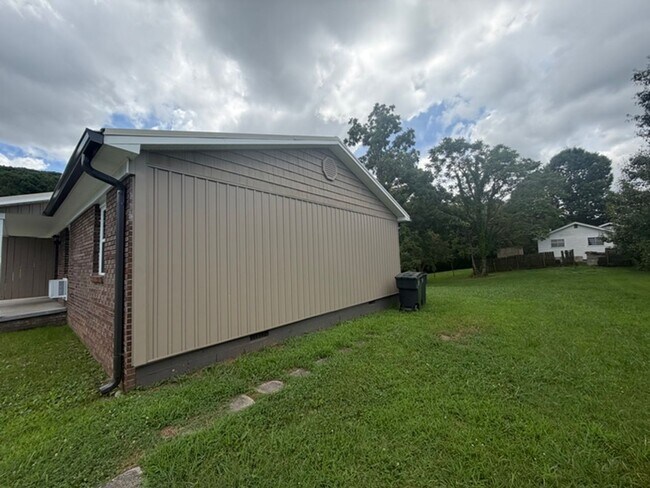 Building Photo - 2860-2864 BRD