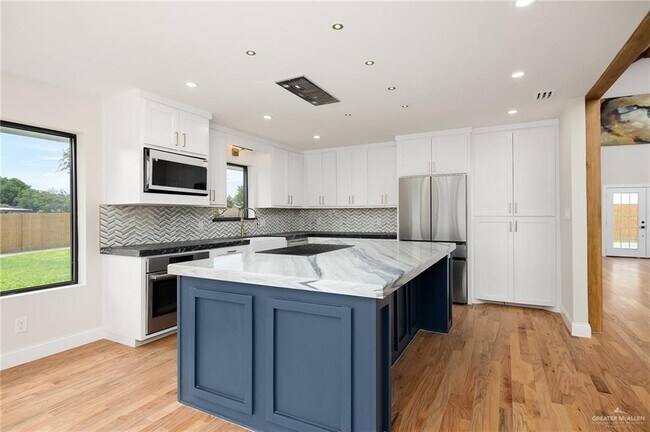Building Photo - 45 Lakeview Dr
