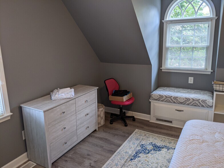 Bedroom - 4303 Thetford Rd