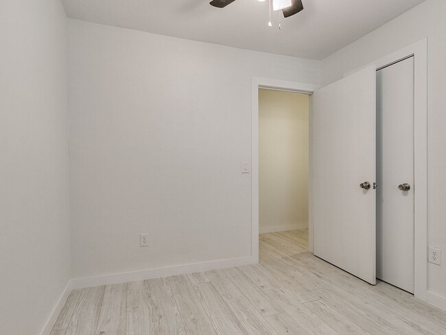 Building Photo - 4 bedroom 2 bath home in Tecumseh!