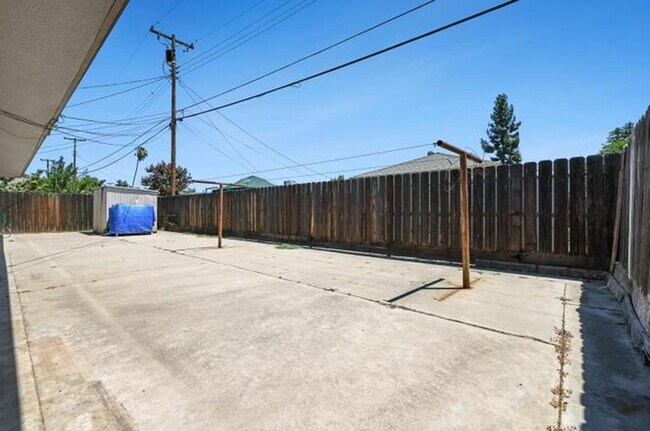 Building Photo - 2044-2046 Mayfair Dr W