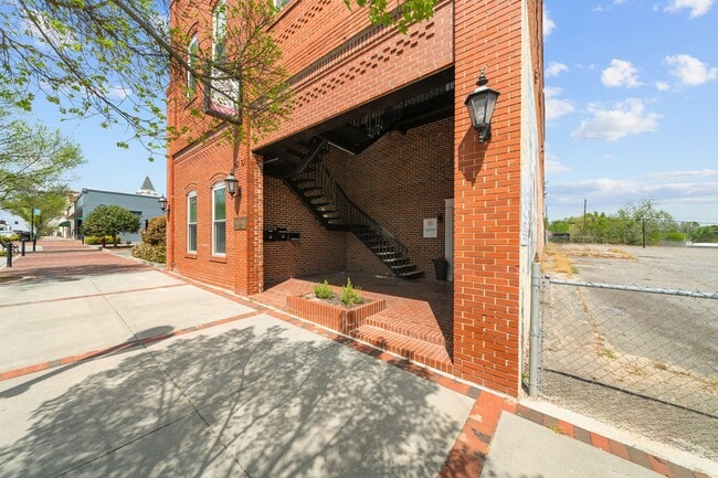 Building Photo - 51 E Main St