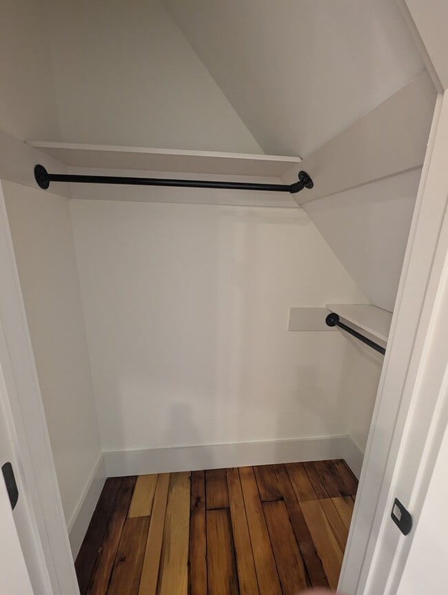 Building Photo - Beautifully Renovated 1 Bed, 1 Bath With In-Unit Washer/Dryer and New Appliances