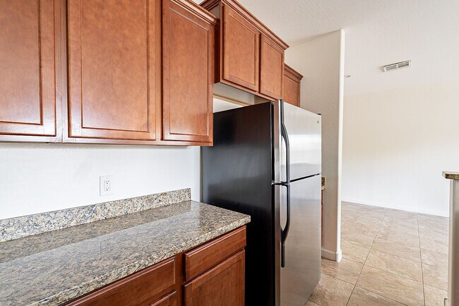 Building Photo - Large 3 bedroom 3 bathroom townhomes