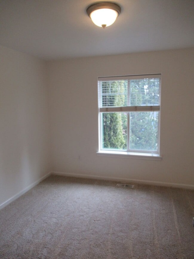 Building Photo - Large 4 Bedroom South