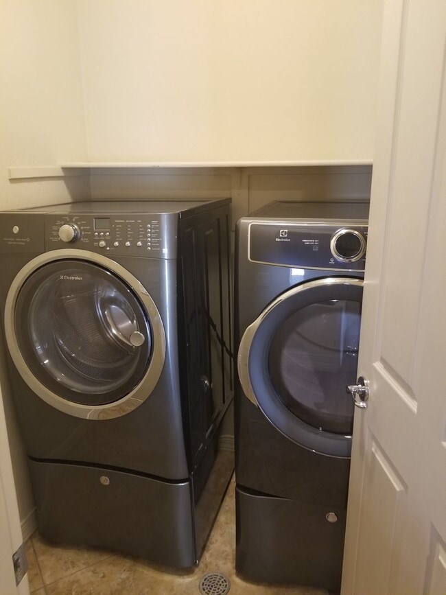 Building Photo - Beautiful, Pet Friendly, Multi-level, 2110 sqft, Luxury Townhouse w/A/C! 3 Bed, 2.5 Bath, + Loft ...