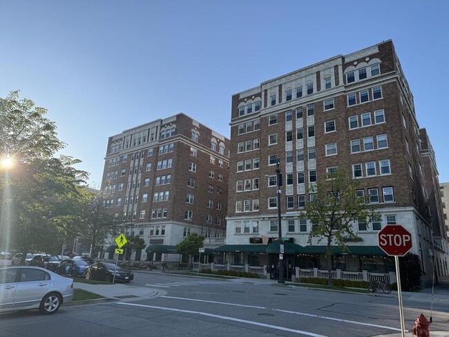 Primary Photo - 1028 E Juneau Ave