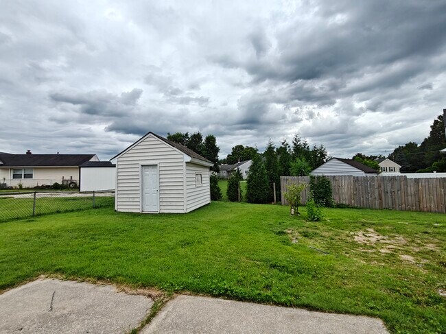 Building Photo - 444 Colonial Rd