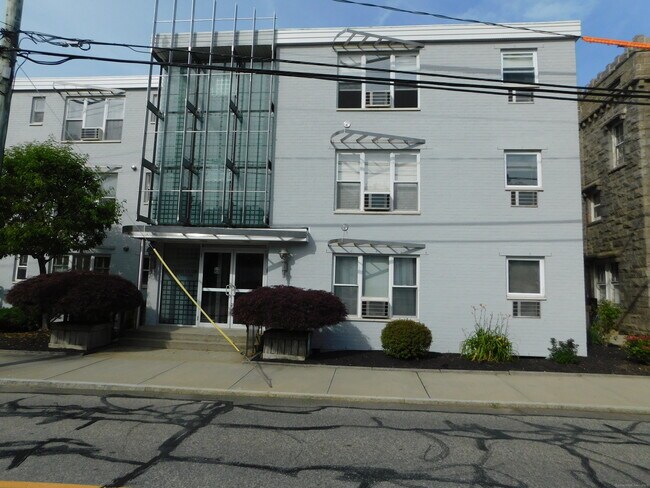 Primary Photo - 184 Pequot Ave
