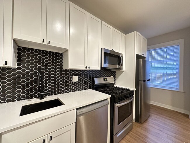 Building Photo - 661 W Wrightwood Ave