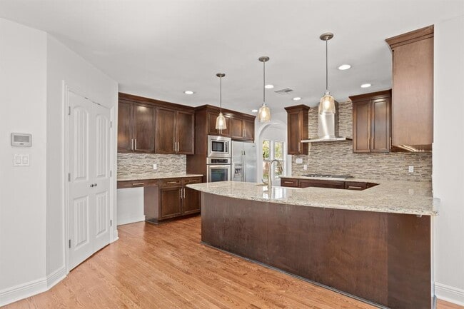 Building Photo - 2110 Oxford Ave