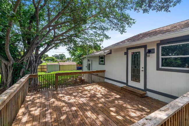 Building Photo - 710 S Pine St