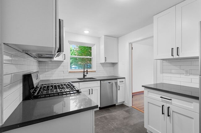 Building Photo - AVAILABLE OCT 1ST!! GORGEOUS & TOTALLY REN...