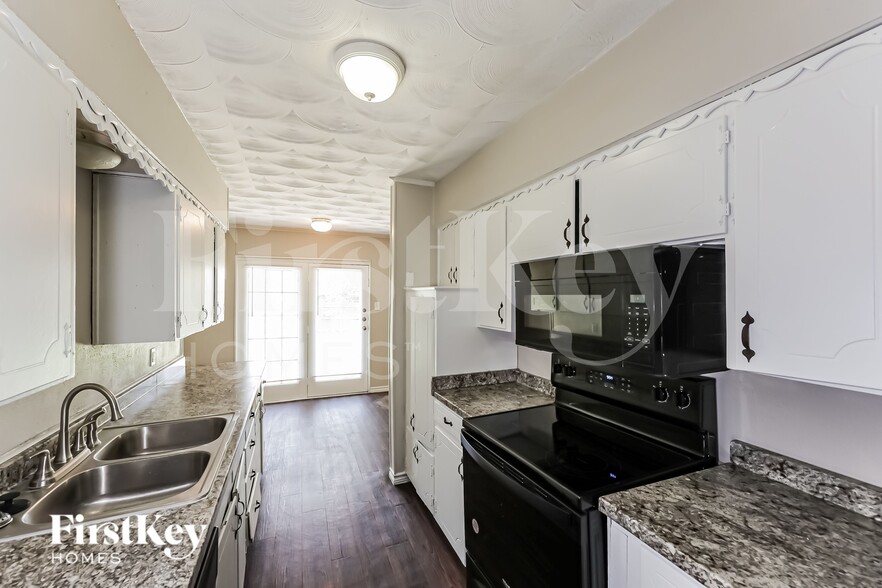 Building Photo - 902 Poinsettia Dr