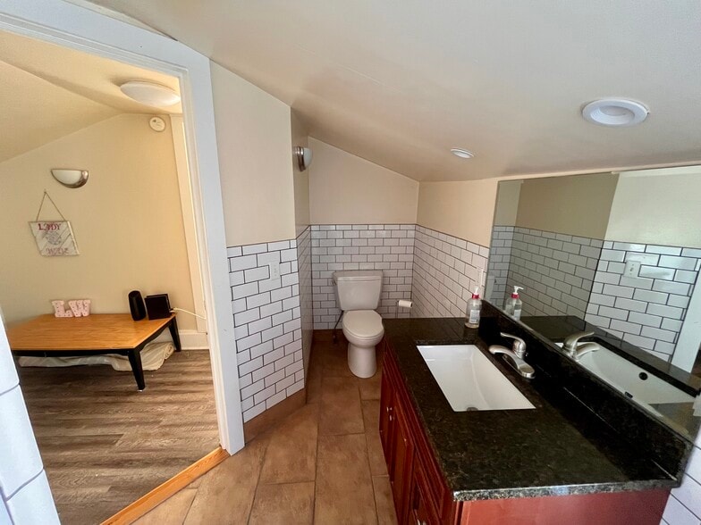 Building Photo - 52 Center St