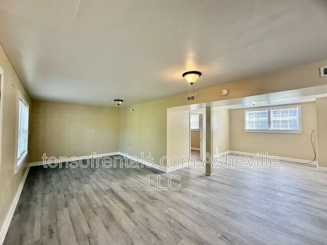 Building Photo - 161 Dogwood Dr