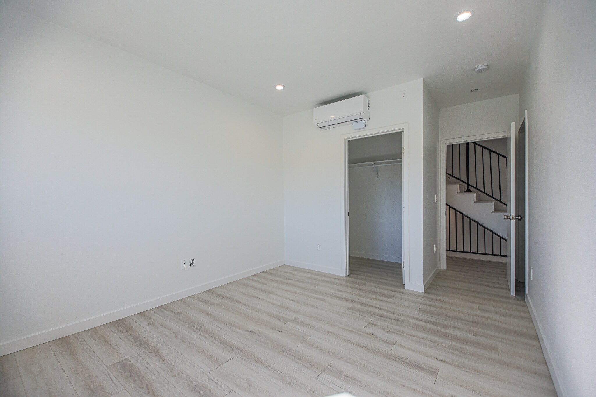 Building Photo - 2811 S Cloverdale Ave