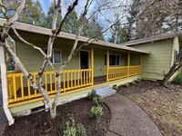 Building Photo - Large front porch, dead end street, spacio...