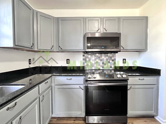 Building Photo - 492 Denman Loop