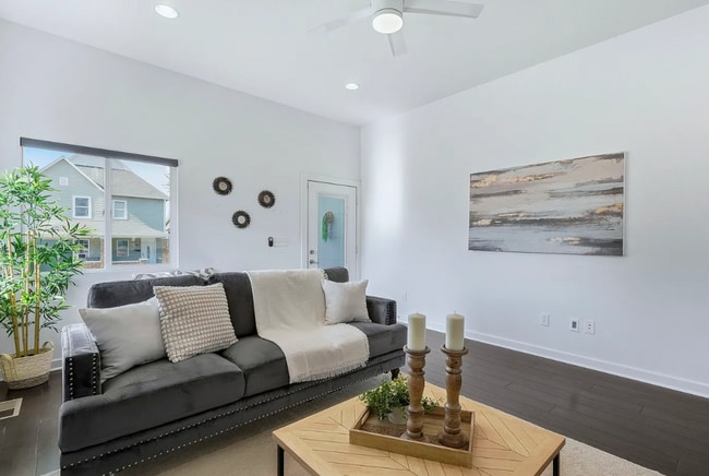 Building Photo - Beautiful 3 Bedroom 2.5 Bathroom Home!