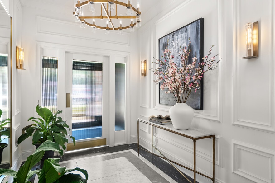 Lobby - 104 W Oak St