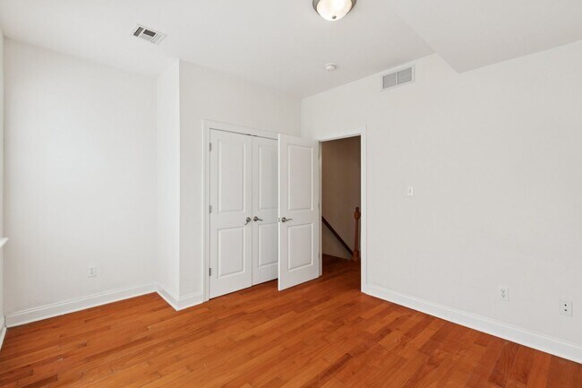Building Photo - Beautiful 3 bedroom house with Private bac...
