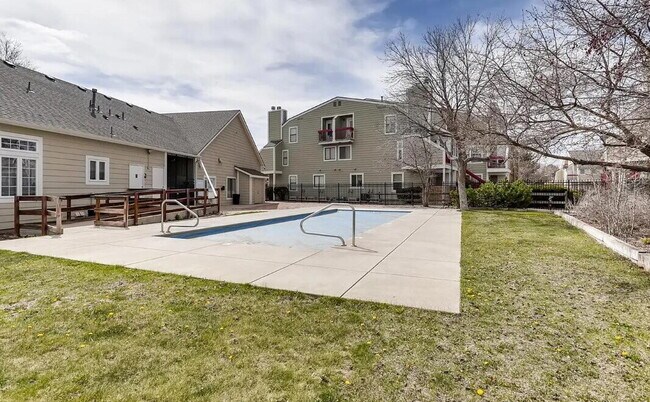 Building Photo - 932 S Dearborn Way