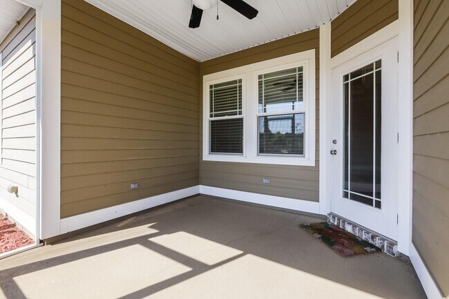 Building Photo - 2561 Lantana Ln