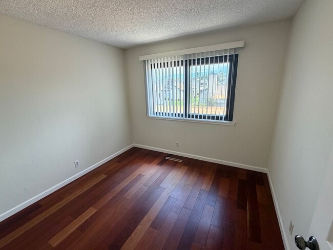 Building Photo - 3423 Catalina Ave