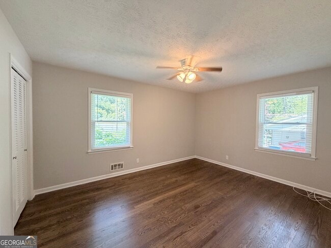 Building Photo - 1140 Azalea Cir NE