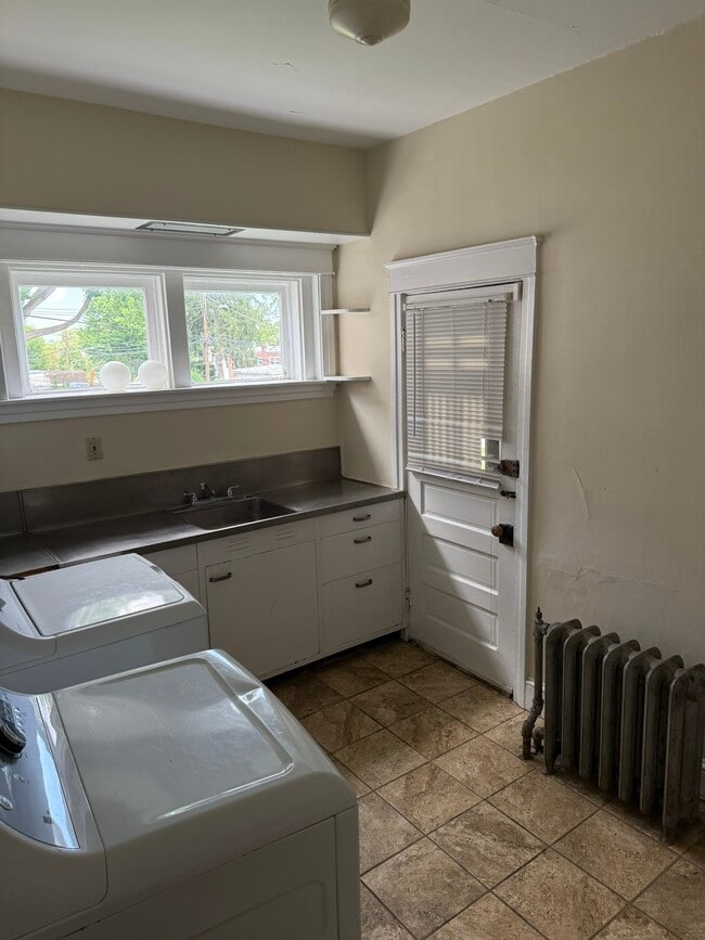 Building Photo - 605 E 19th St