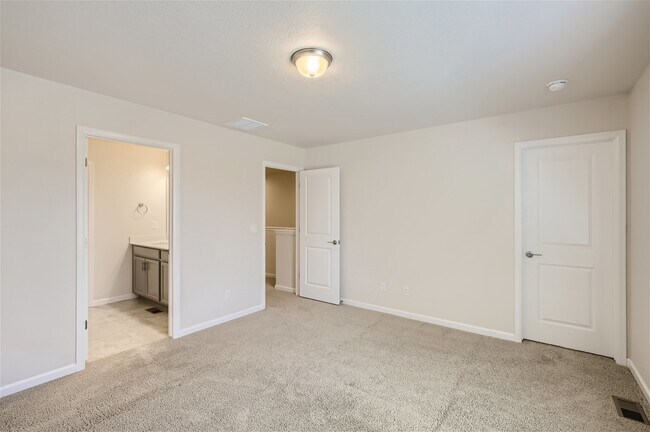 Building Photo - Beautiful SW Longmont Townhome