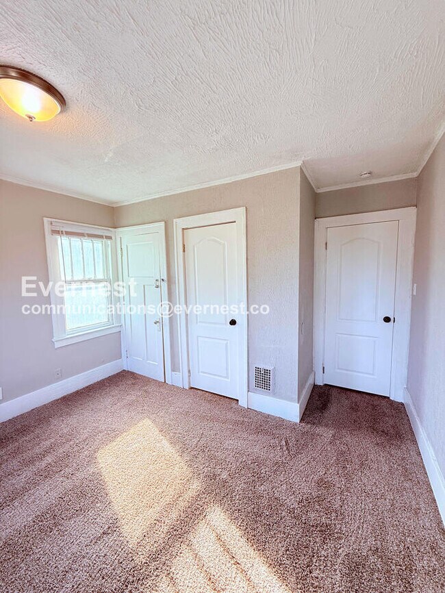 Building Photo - 3 Bed, 1 Bath Home with Fenced Yard / Vouchers Accepted / Available Now!