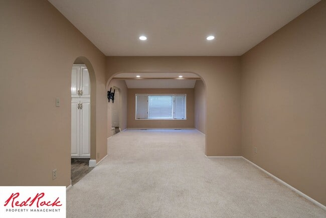 Building Photo - Spacious 5 Bedroom Home in A Quiet Communi...