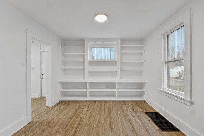 Building Photo - NEW UPDATED 2 BEDROOM HOME!