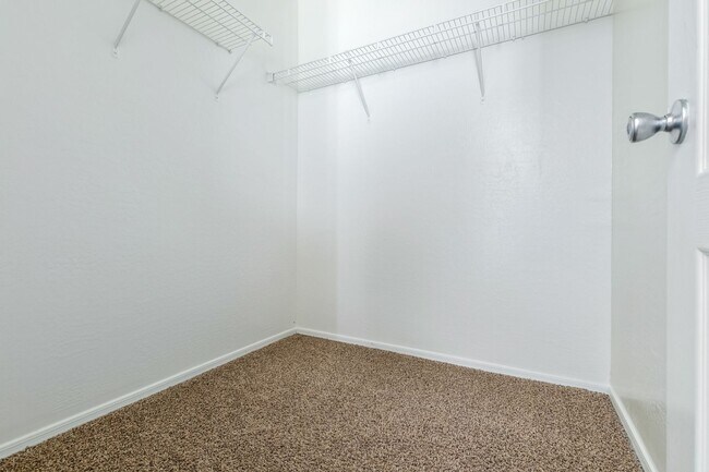 Building Photo - 4-Bed, 3-Bath Home with Versatile Layout a...