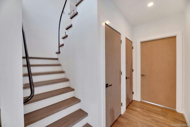 Building Photo - 420 Old Farm Rd