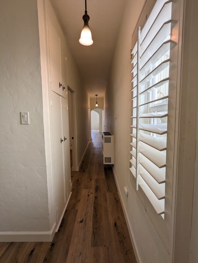 Building Photo - 452 S Oakhurst Dr
