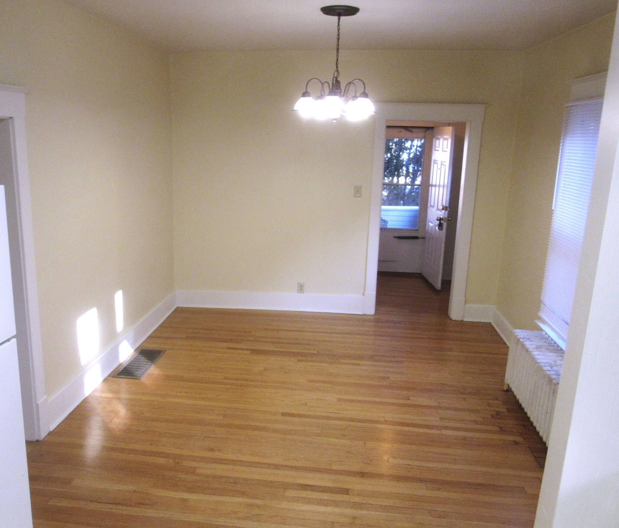 Building Photo - 605 1/2 N State St