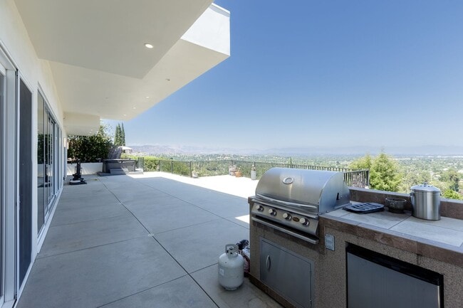 Building Photo - 4 Br 5 Ba with STUNNING VIEWS and Jacuzzi