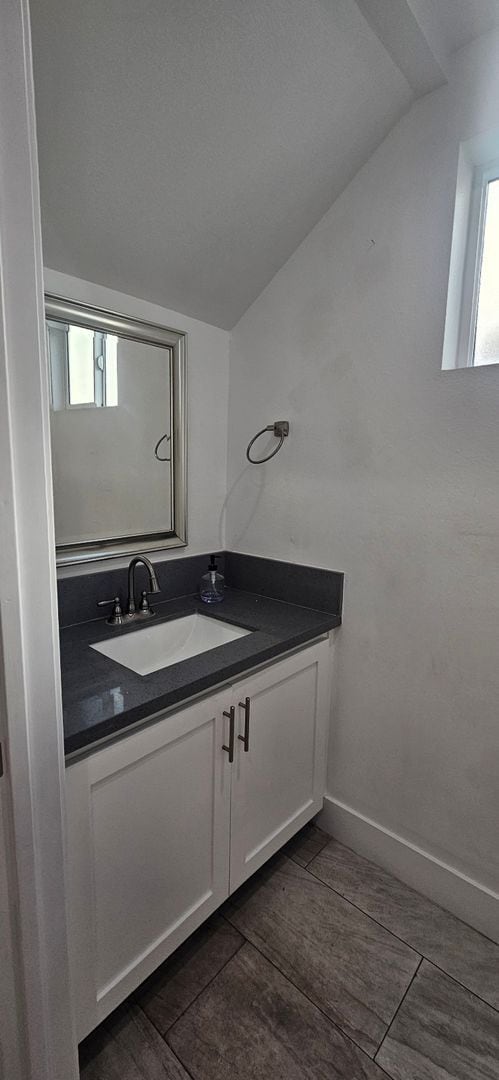 Building Photo - 60(1662B)