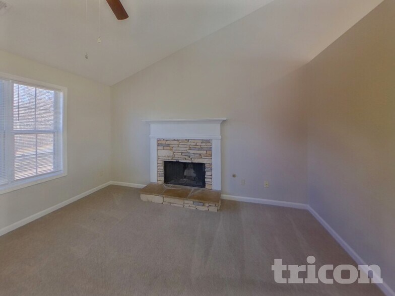 Building Photo - 7955 Streamside Ln