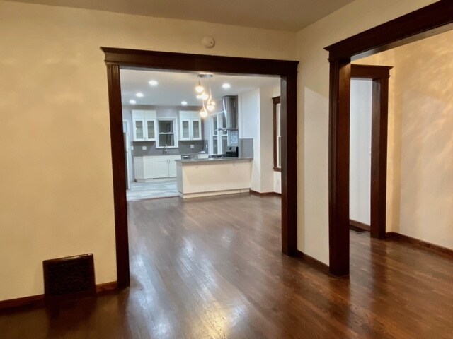 Building Photo - 664 Gladstone Ave