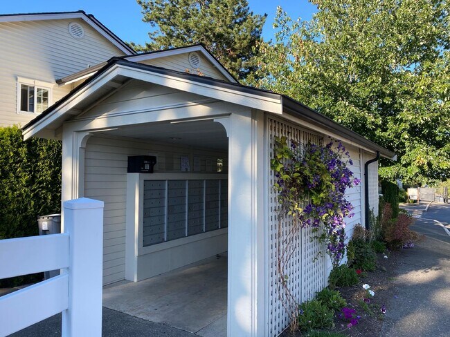 Building Photo - $2500-3Beds 2BA W/D 2 reserved parking, po...
