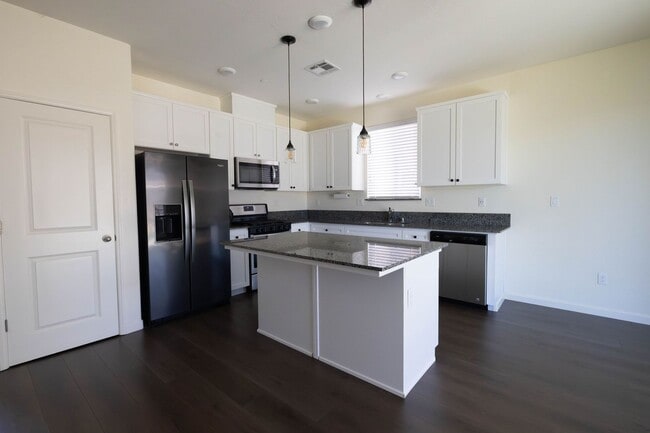 Building Photo - Lovely 3 bedroom home for rent in Hanford CA