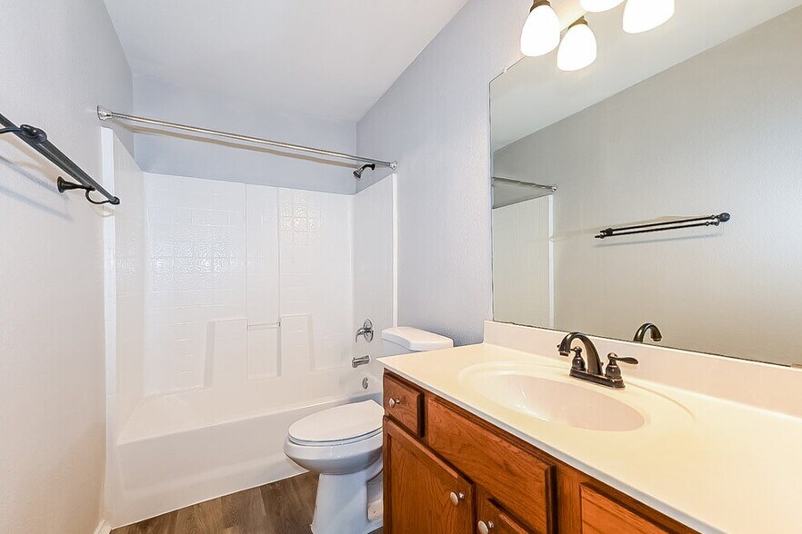 Building Photo - 1112 Hampton Dr