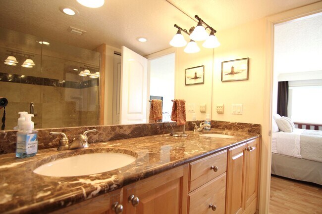 Building Photo - Gorgeous Furnished Direct Ocean Condo in Indialantic