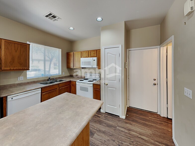Building Photo - 3040 W Los Gatos Dr