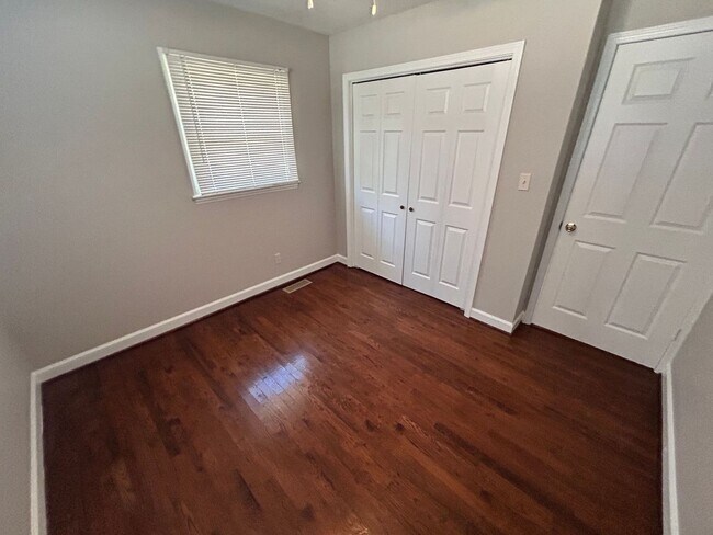 Building Photo - 3 Bedrooms off Mt. Gallant!!